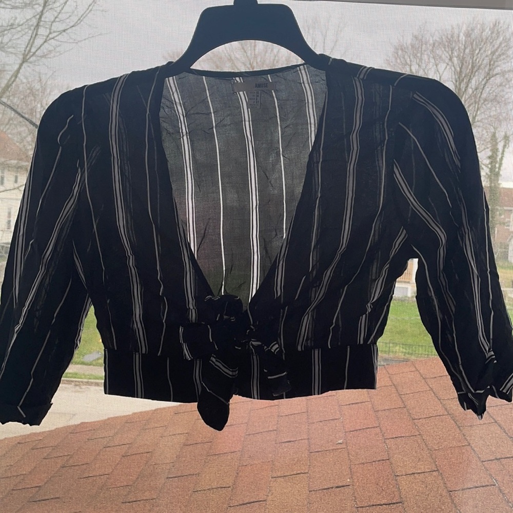 Amuse Society xs cropped quarter sleeve black tie top